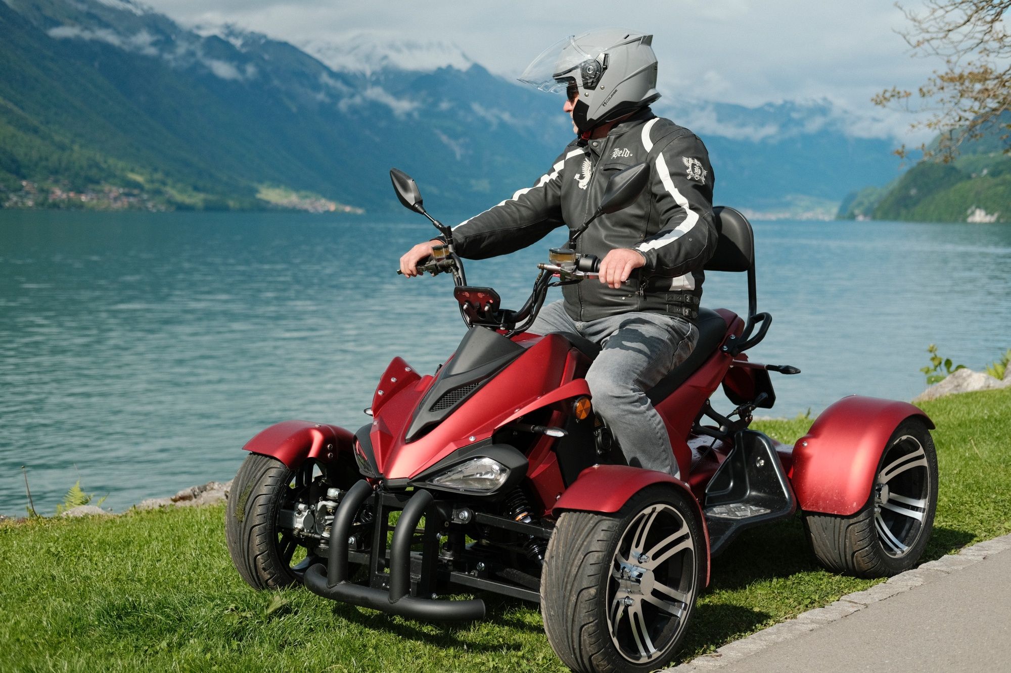 Tur cu ATV-ul pe Lacul Brienz în Interlaken, cu peisaje montane impresionante și aventură la volan.