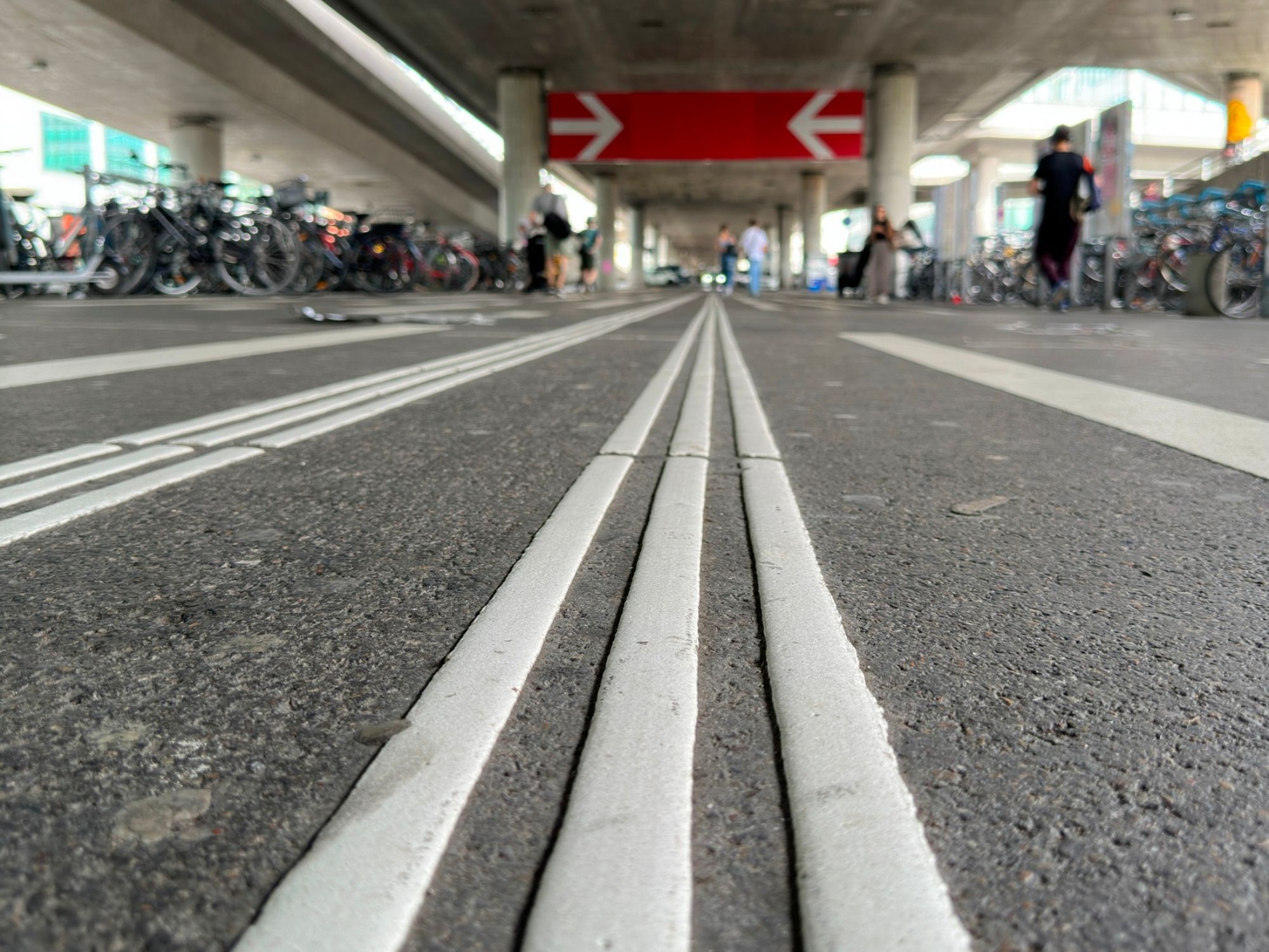 스위스에서 도시 촬영에 적합한 선과 자전거가 있는 도로.