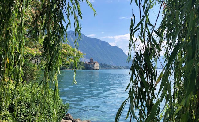 Cetatea Chillon pe malul lacului Geneva, cu vedere spre peisaj și activități recreative în natură