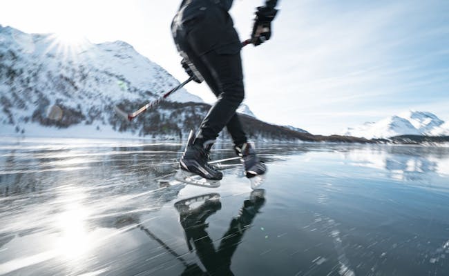 Hockey su ghiaccio su un lago ghiacciato (Foto: Engadin Tourism)