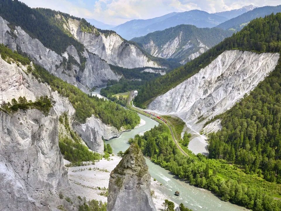 رخميشلوخت مع النهر وتشكيلات الصخور المدهشة في عام 2023.