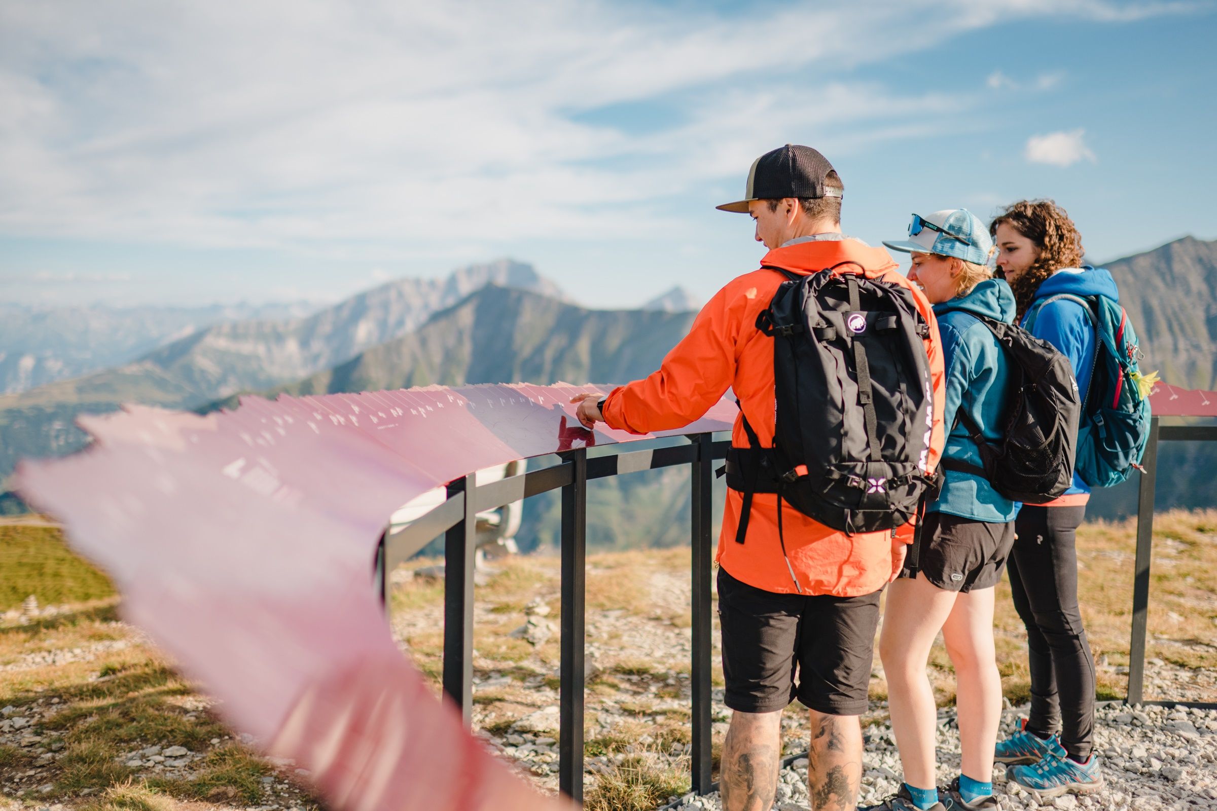 ممر بانورامي في بيزول مع متجولين وإطلالة