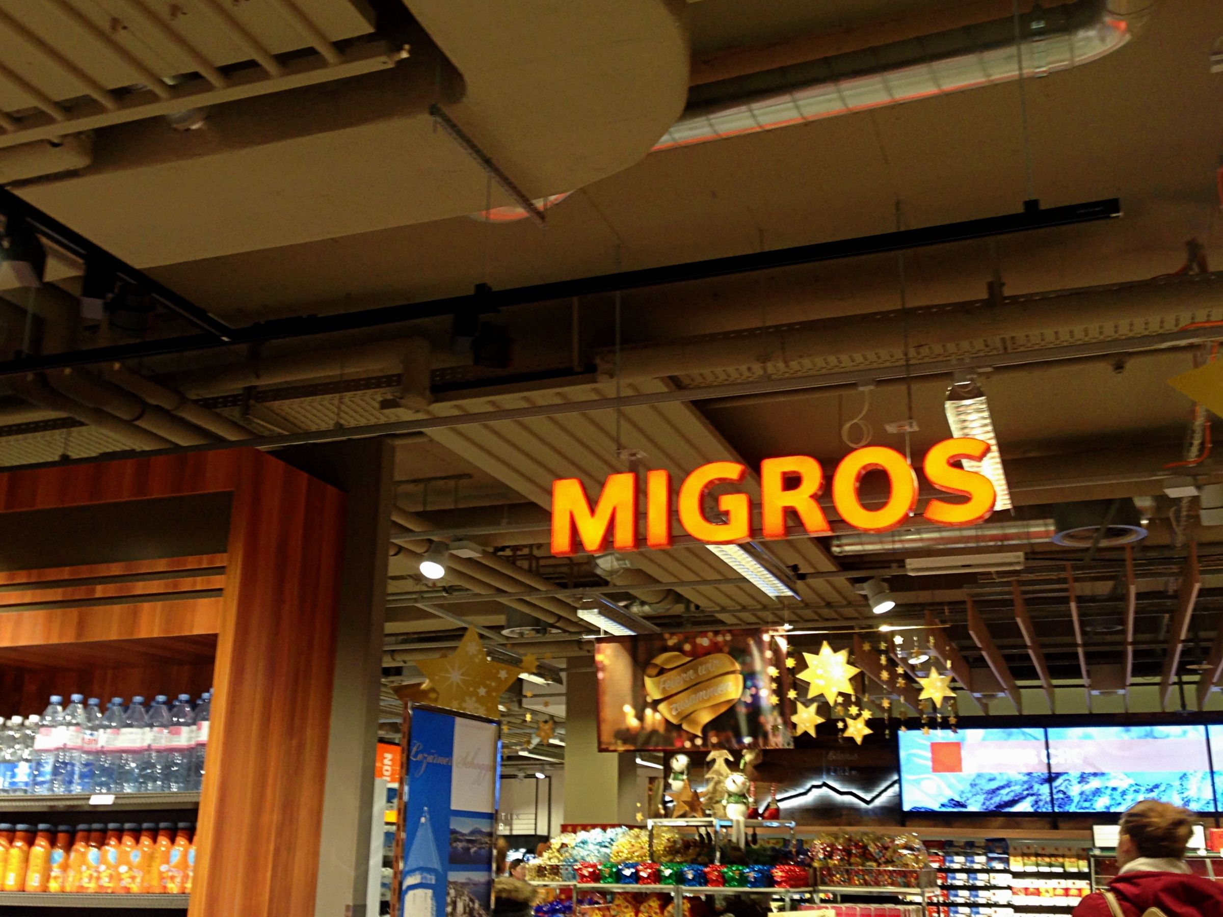 Pasar raya Migros di Switzerland dengan pelbagai produk
