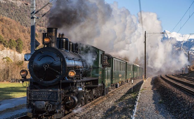 Rhätische Bahn avec locomotive à vapeur qui roule