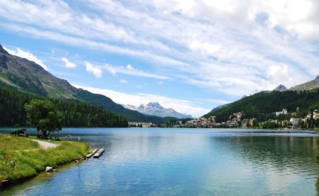 Jezioro niedaleko St. Moritz z górami w tle i zielonym brzegiem