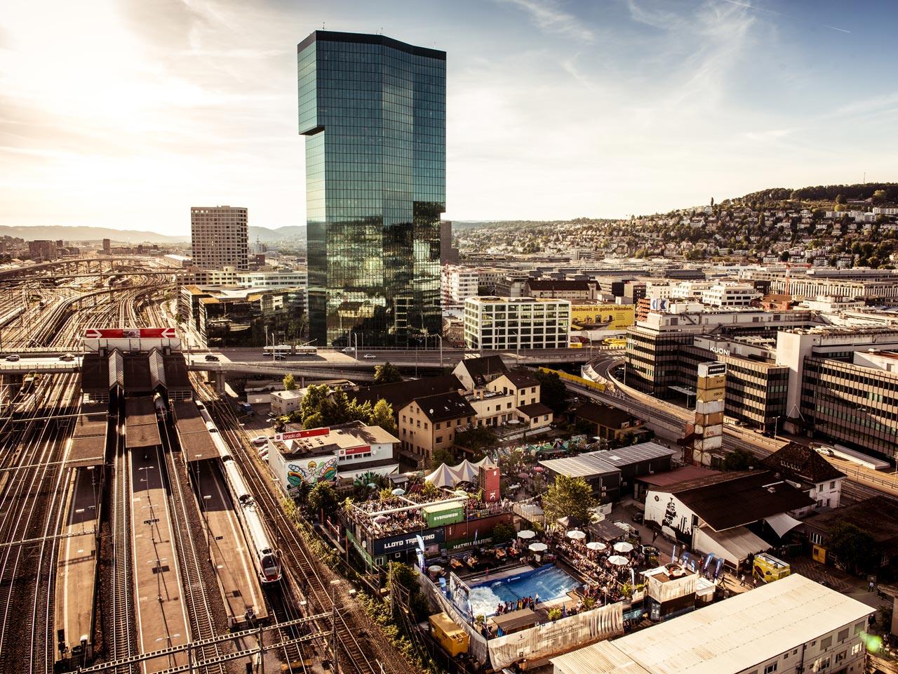 Menara Prime Zürich West dengan bangunan sekitarnya dan landasan kereta