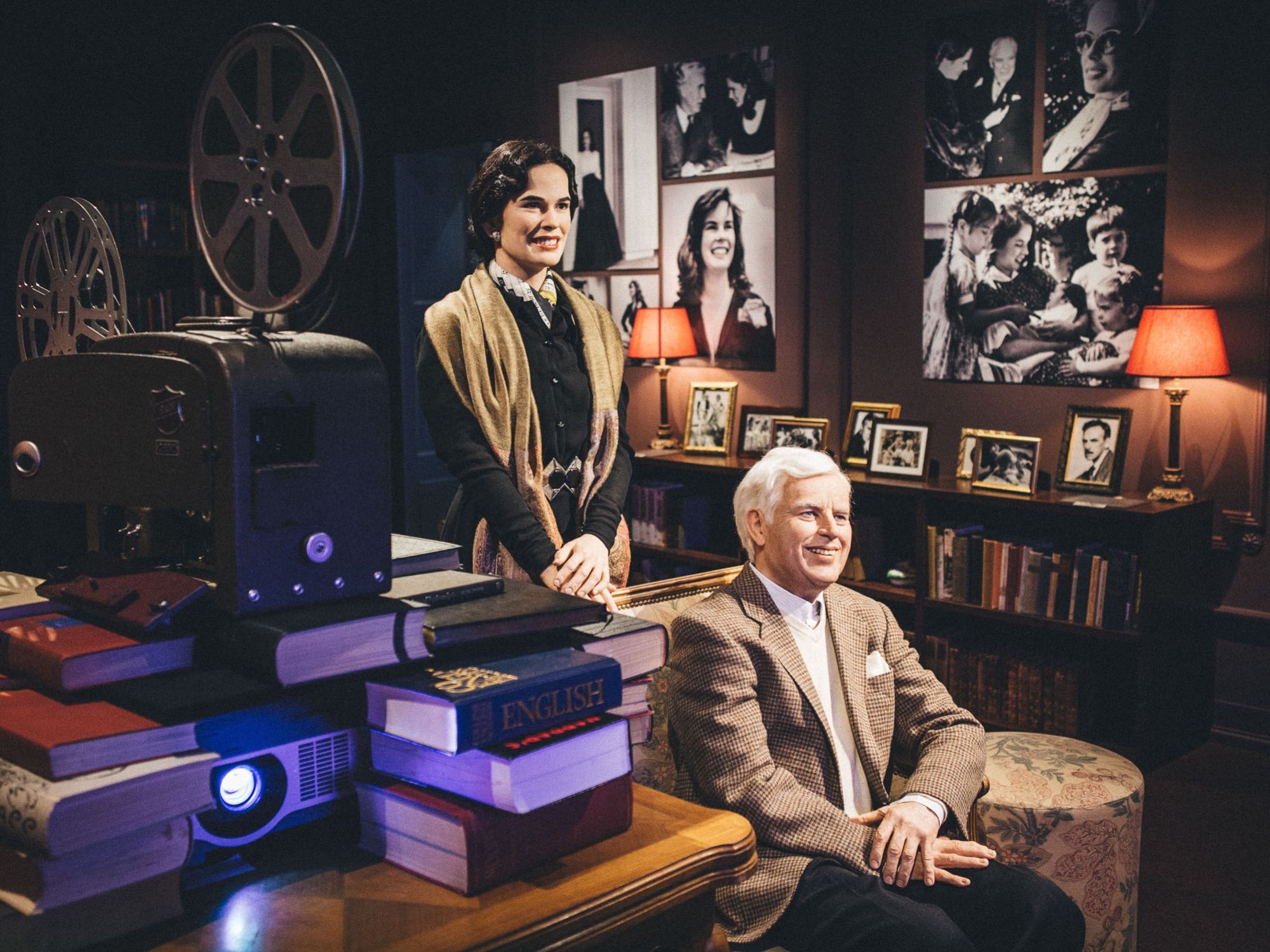 Świat Chaplina: Muzeum z historycznymi zdjęciami i projektorem filmowym, idealne dla miłośników sztuki i grupowych wizyt.