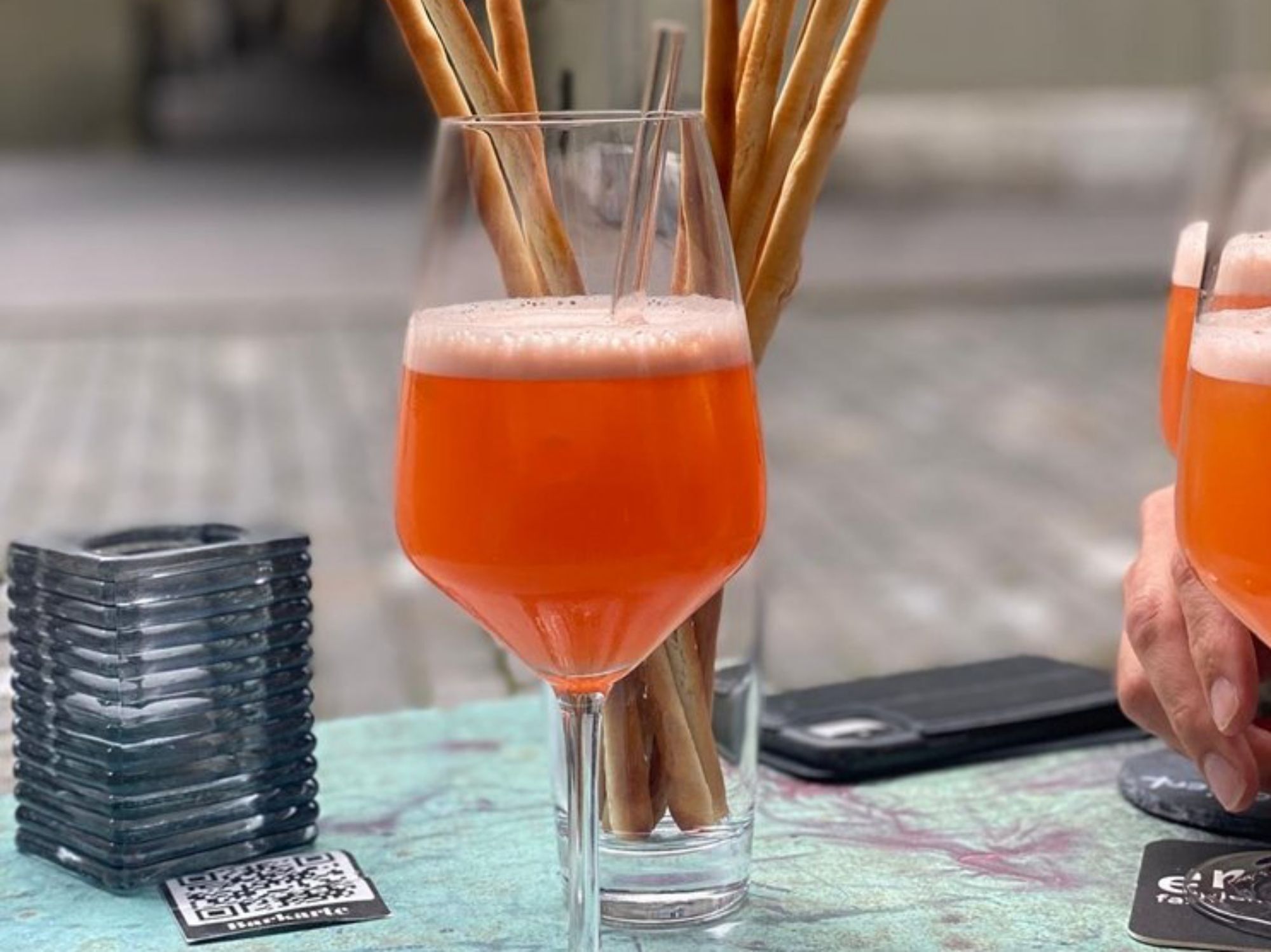 Apero Tour: Erfrischendes Getränk mit knusprigen Snacks im Freien genießen.