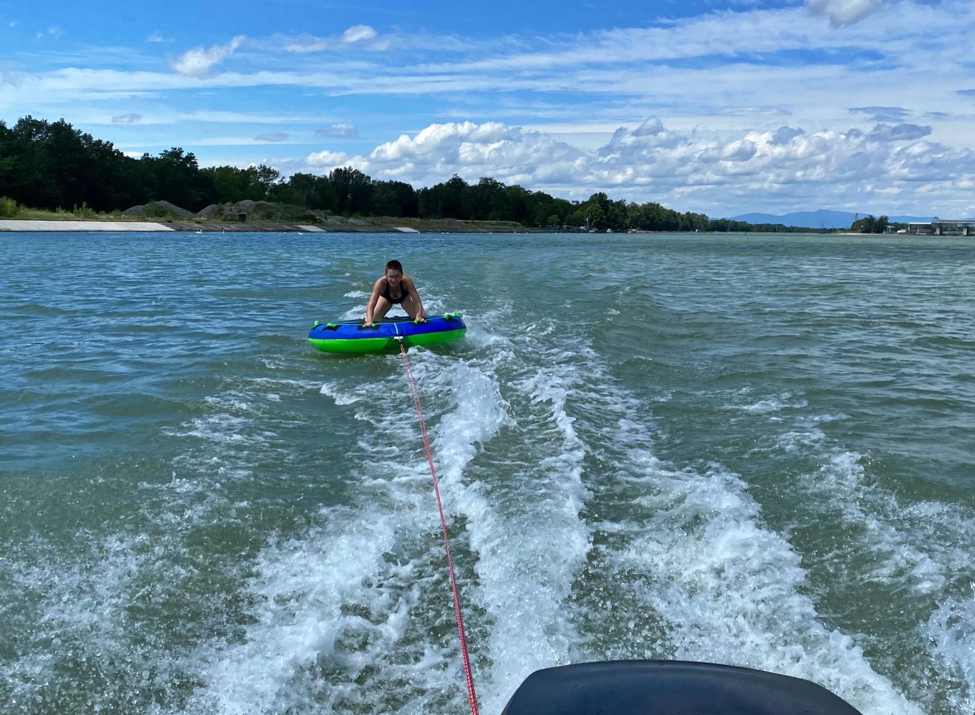 Paseo en barco: Disfruta del emocionante tour en Funtube en aguas tranquilas con amigos.