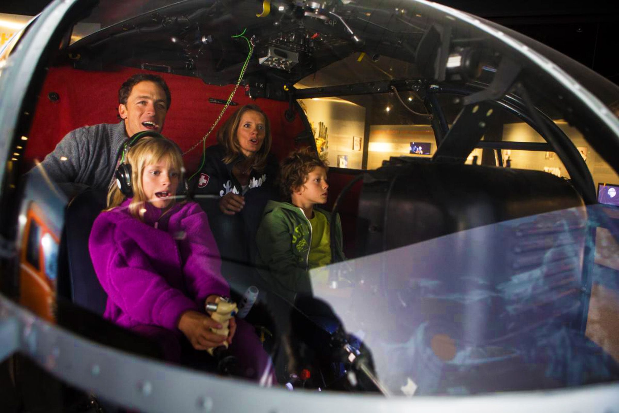 شيلثورنه: العائلة تستكشف عالم بوند مع معالم تفاعلية في منظر جبلي مذهل.