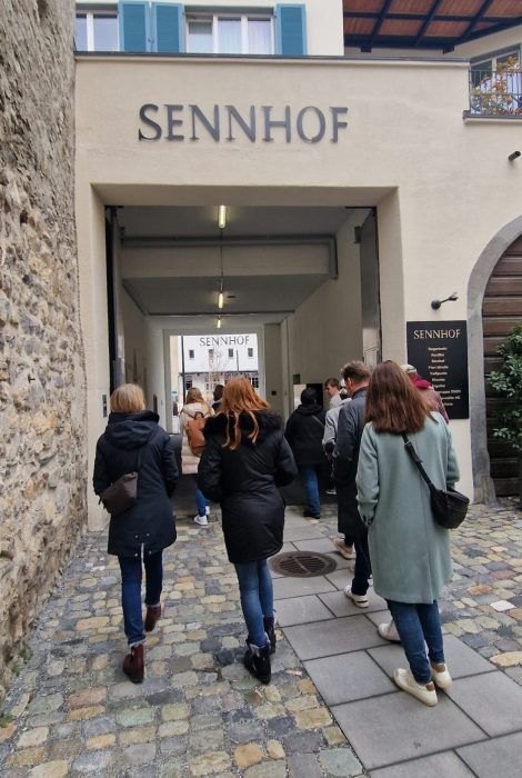 क्राइम टूर: आकर्षक शहर पर्यटन के दौरान चैउr की अंधेरी कहानी की खोज करें।