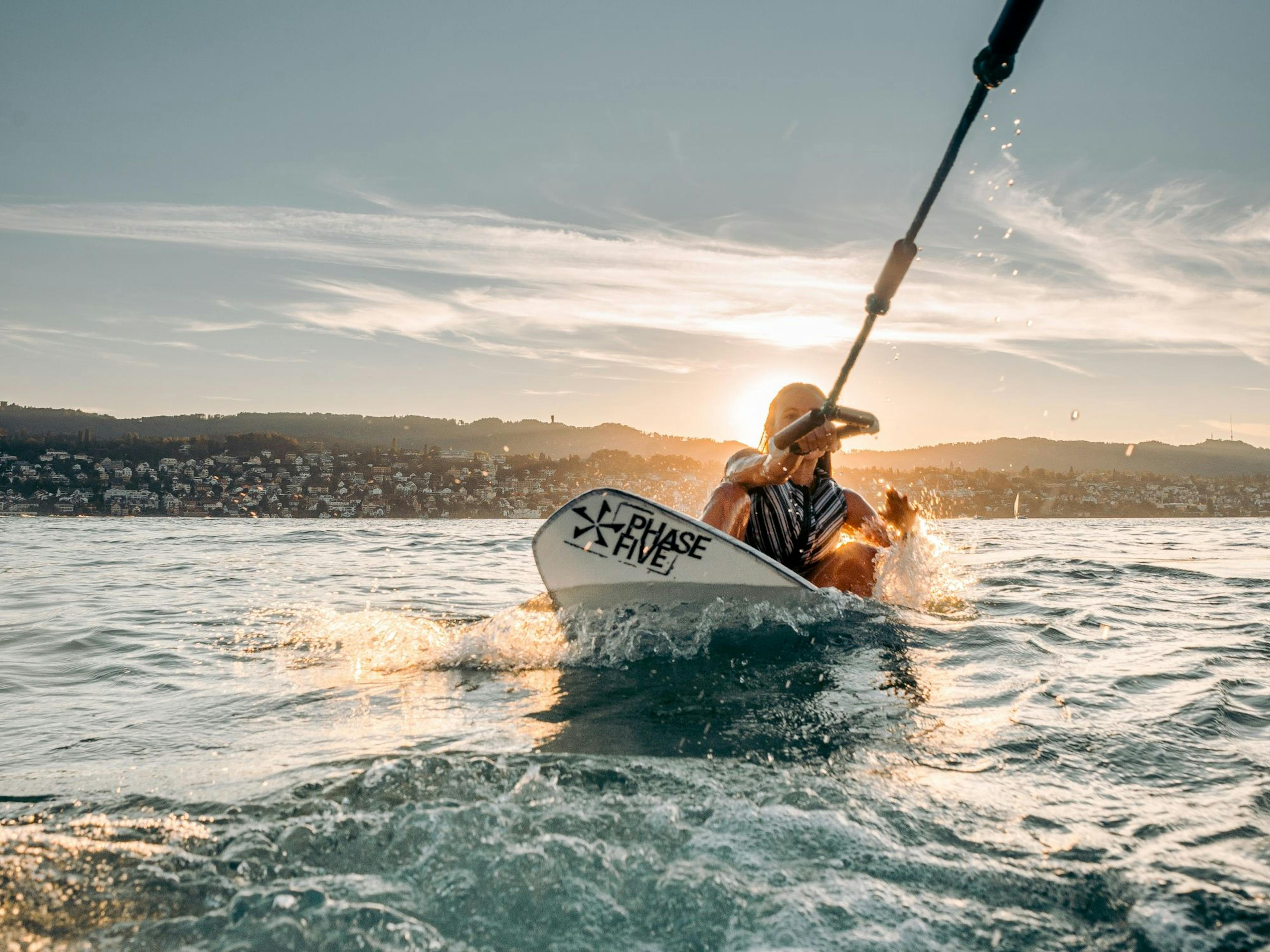 Wakesurfen am Zürichsee auf privatem Boot, unvergessliche Stunde auf dem Wasser.