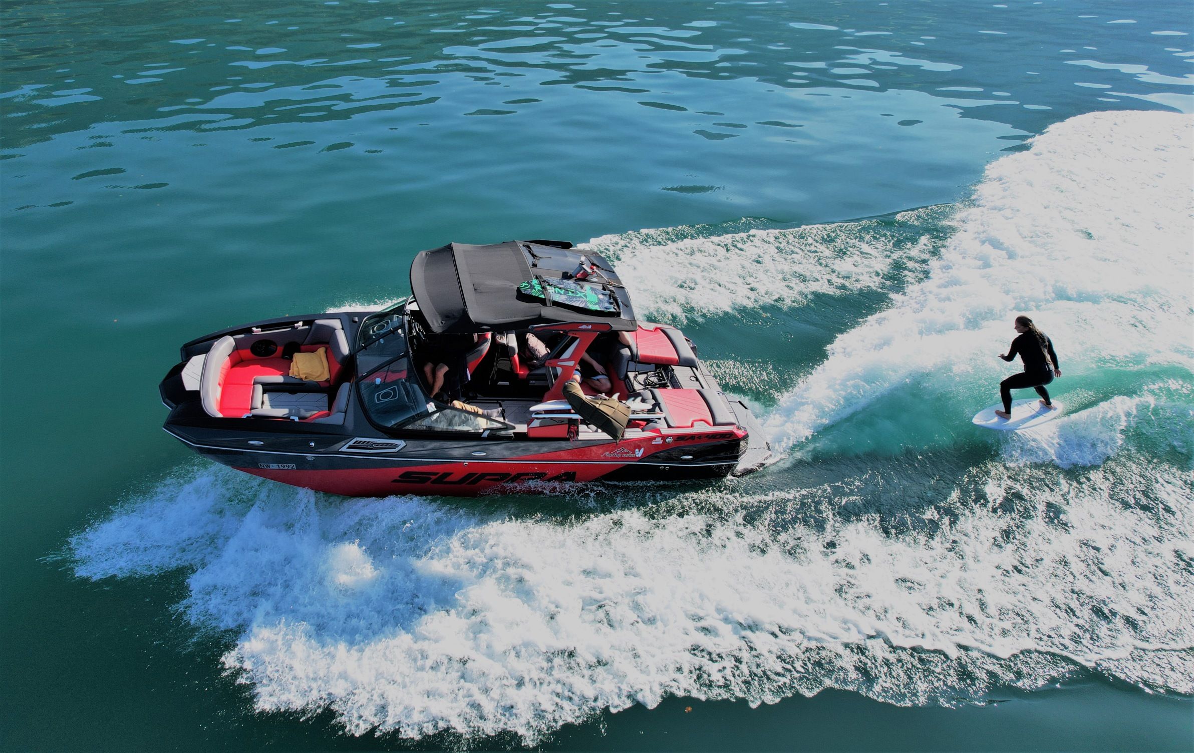Wakeboarden op het meer met een snelle boot, beleef de watersport in de zomer.