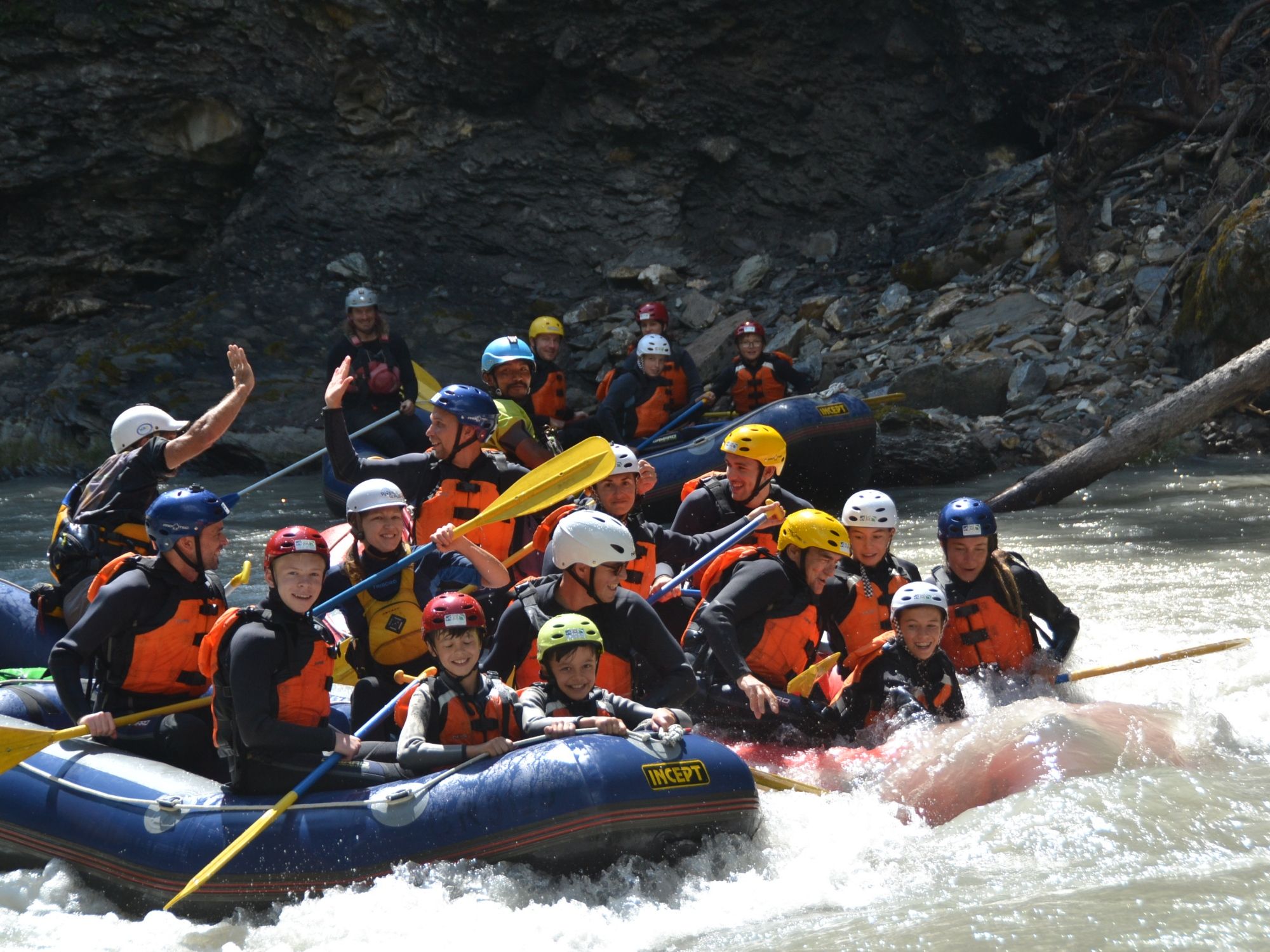 Rafting: Pengalaman mendebarkan di Giarsun bersama kumpulan dan kanak-kanak di sungai.