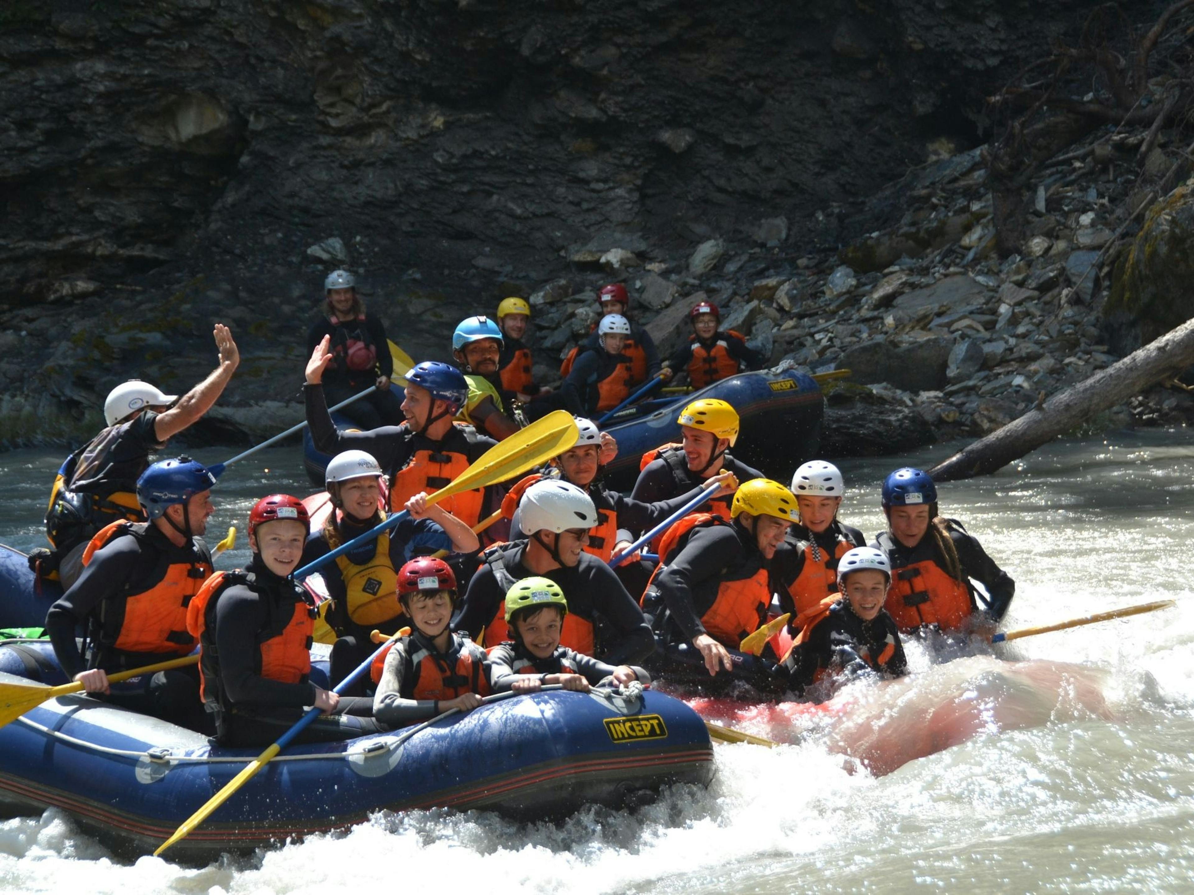 Rafting: Erlebnisreiche Tour auf dem Giarsun mit Gruppen und Kindern im Fluss.