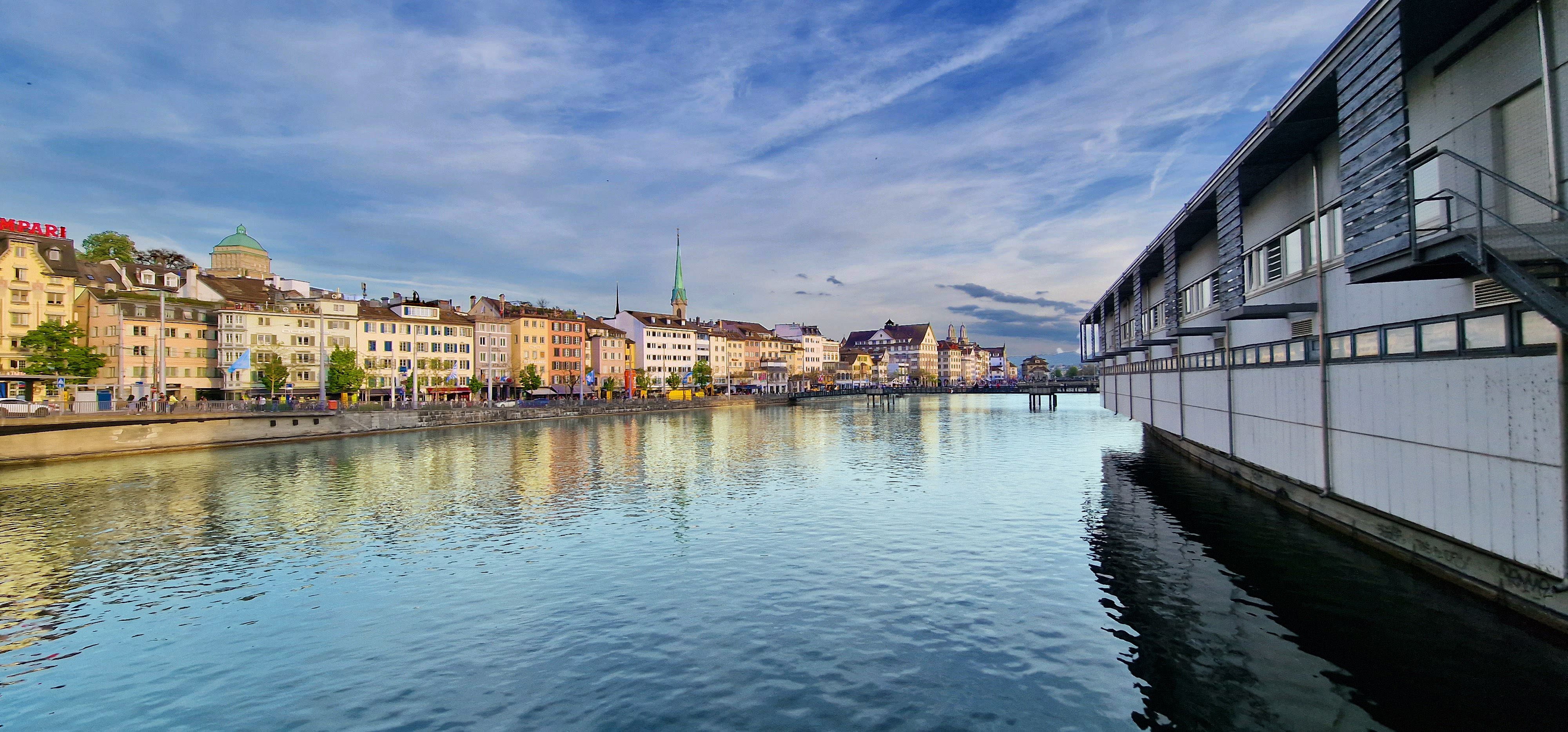 취리히: 취리히 호수에서의 숨막히는 시내 투어, 화려한 건물과 멋진 전망이 어우러져 있습니다.