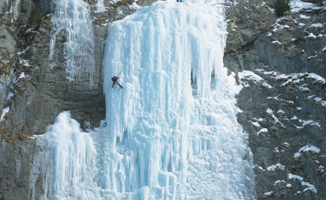 Ice climbing in the Engadine (Photo: Switzerland Tourism Christof Sonderegger)