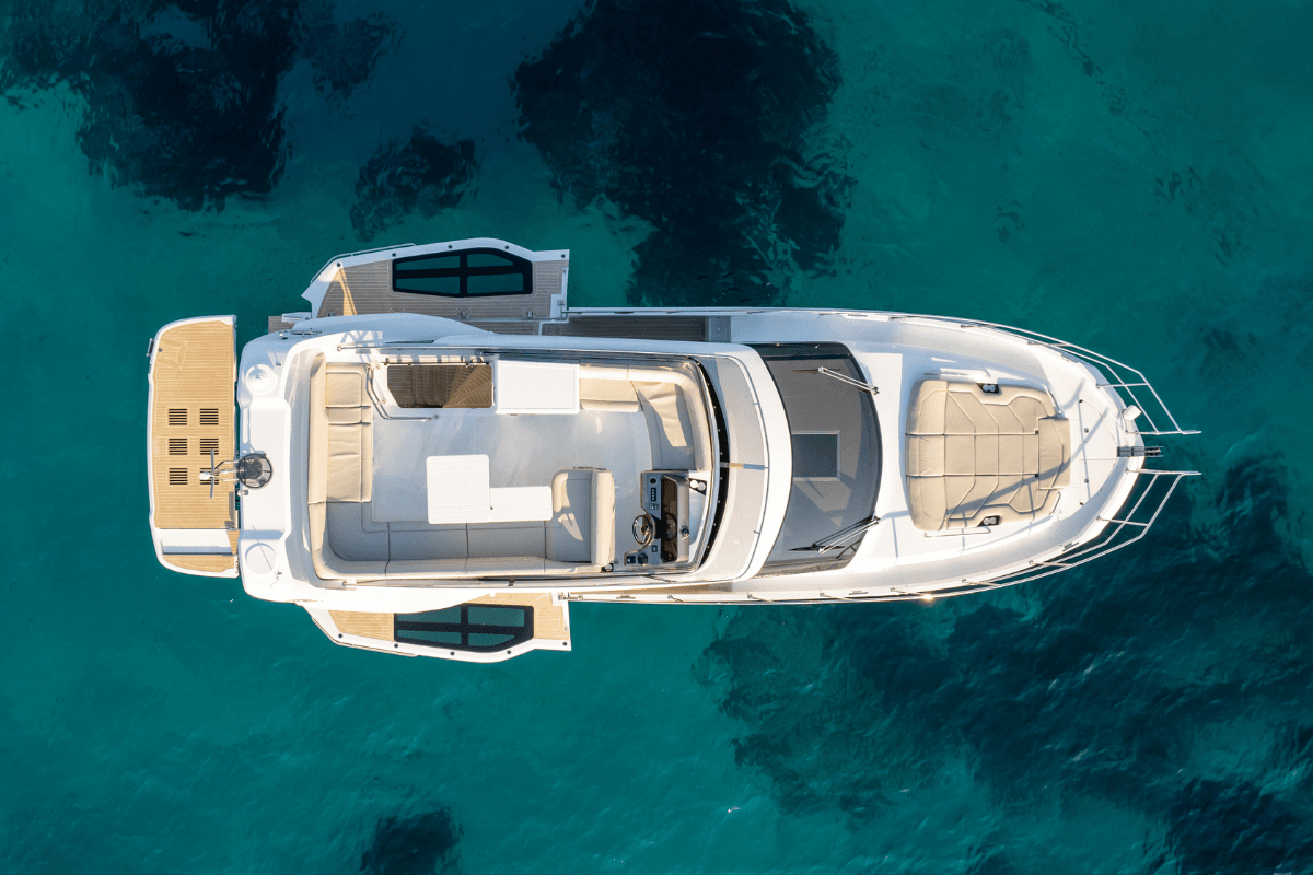 Viva o iate: charter diário no Lago de Zurique com conforto luxuoso e uma vista incrível.