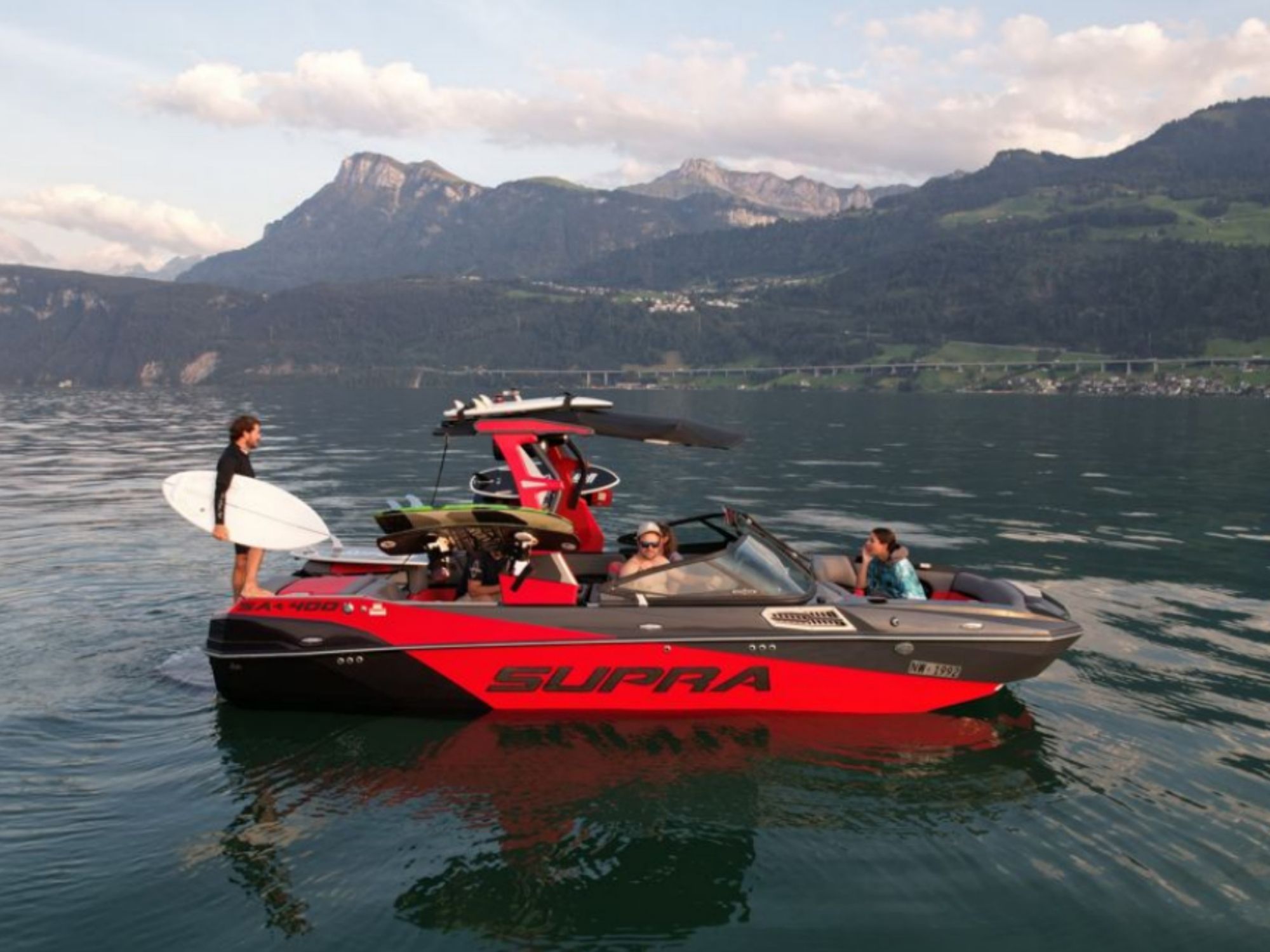 Wakesurfen op het water met een boot en surfer, ideale zomeractiviteit in de natuur.