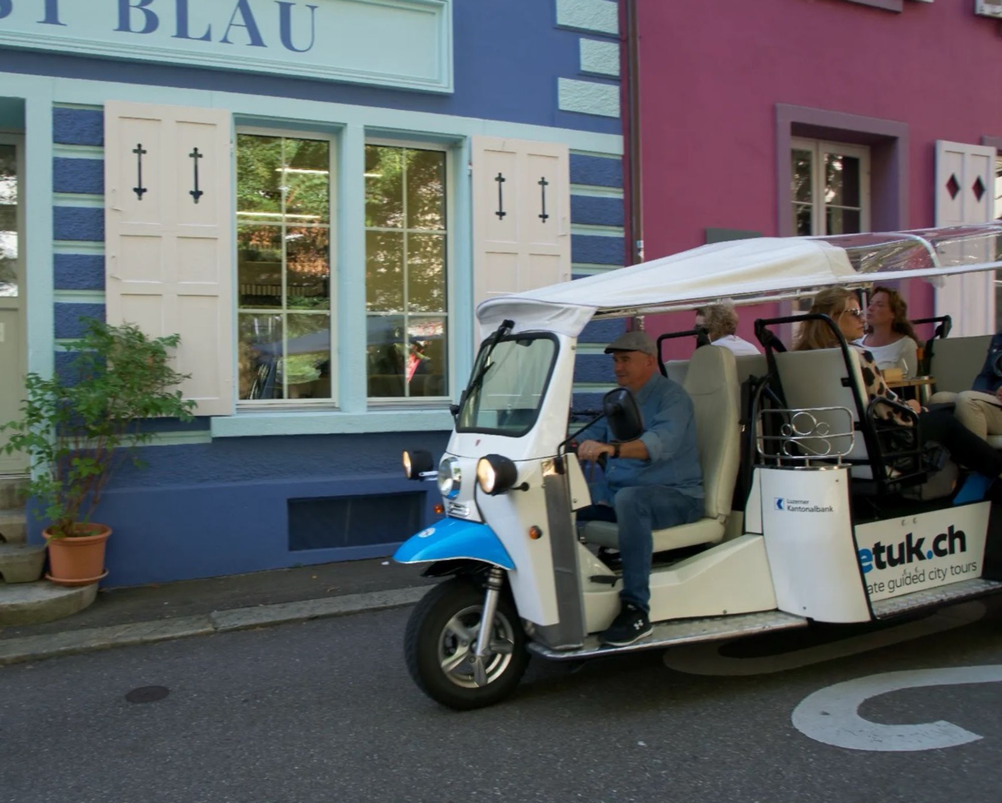 Tuk Tuk: Descubre la colorida calle de piedras con paseos urbanos en la región.