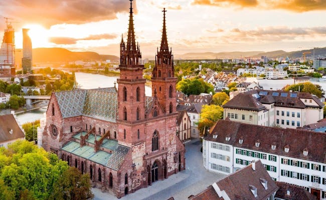 Catedrala din Basel: Priveliște asupra catedralei gotice de pe piața Münster din Basel, împrejurimi idilice, experimentare arhitecturală.