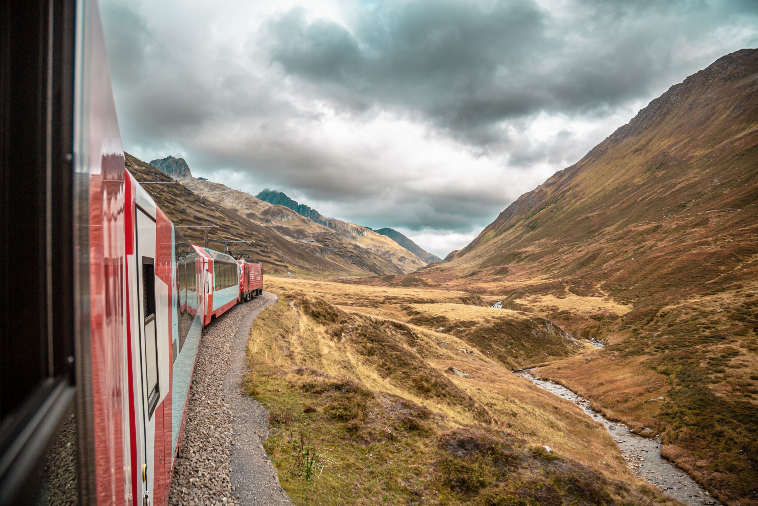 Glacier Express : Tu découvres la nature impressionnante et les montagnes pendant le trajet à travers la Suisse