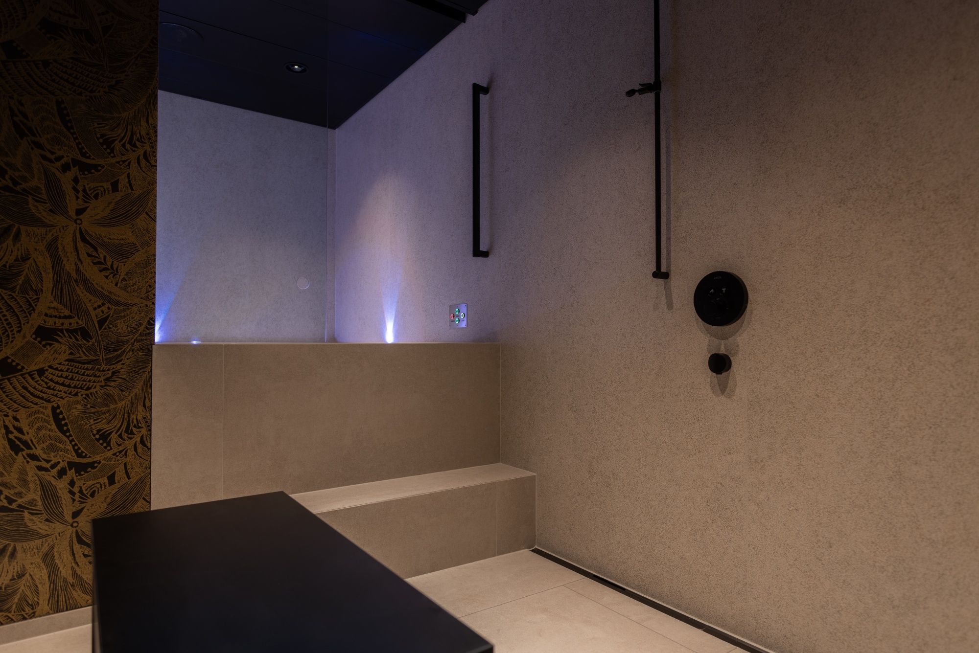 Flooat: शांति से पानी पर तैराव का अनुभव करें Zürich में, विश्राम और प्राकृतिक आनंद के लिए आदर्श।