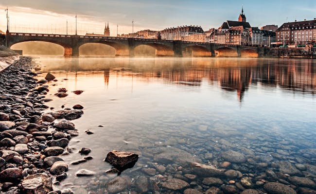 Pod de pe puntea Rhein din Basel: vedere impresionantă asupra râului și arhitecturii orașului.