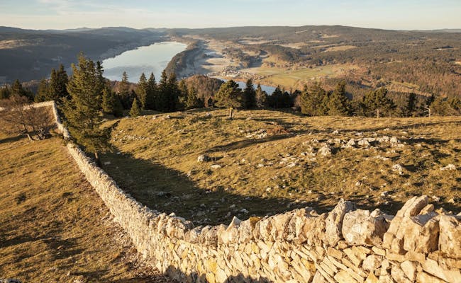 Dent de Vaulion avec vue panoramique sur le lac et le paysage en 2023.