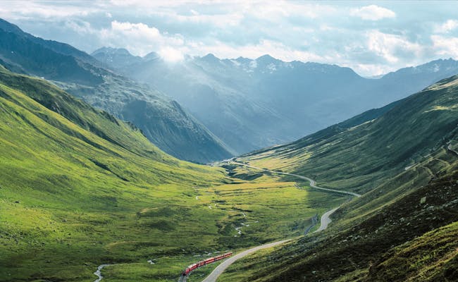 Glacier Express en el Paso Oberalp: paisaje pintoresco, montañas, naturaleza, Suiza, viaje en tren