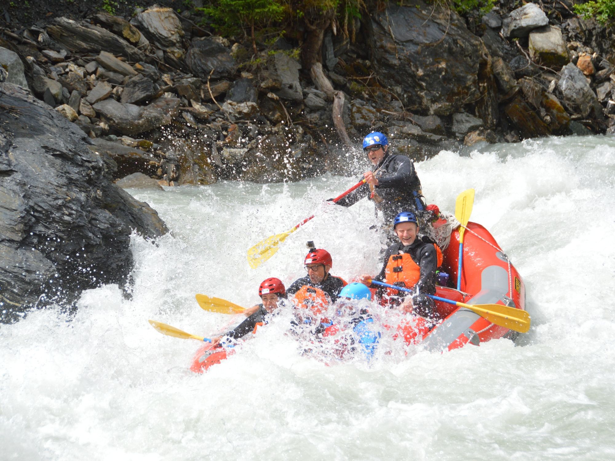 Rafting di Jeram Scuoler, pengembaraan arus deras yang mendebarkan untuk kumpulan di musim panas.