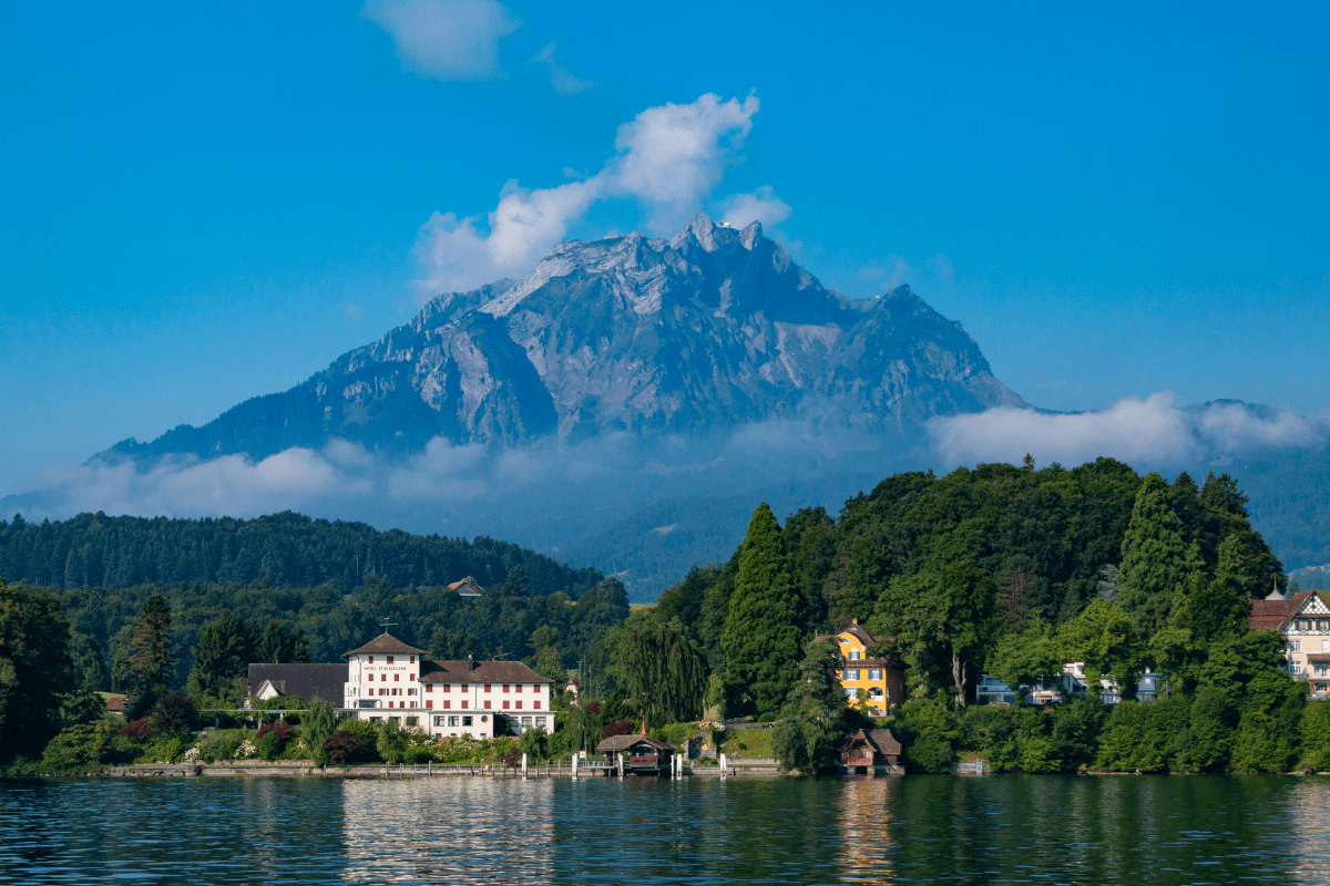 Pilatus: imponerande berg och naturskön miljö vid sjön, perfekt för sommarutflykter.