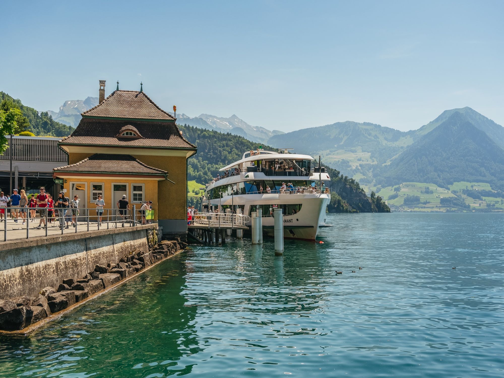 Resa till Vitznau: Upplev en avkopplande båtresa på Vierwaldstättersee nära Luzern.