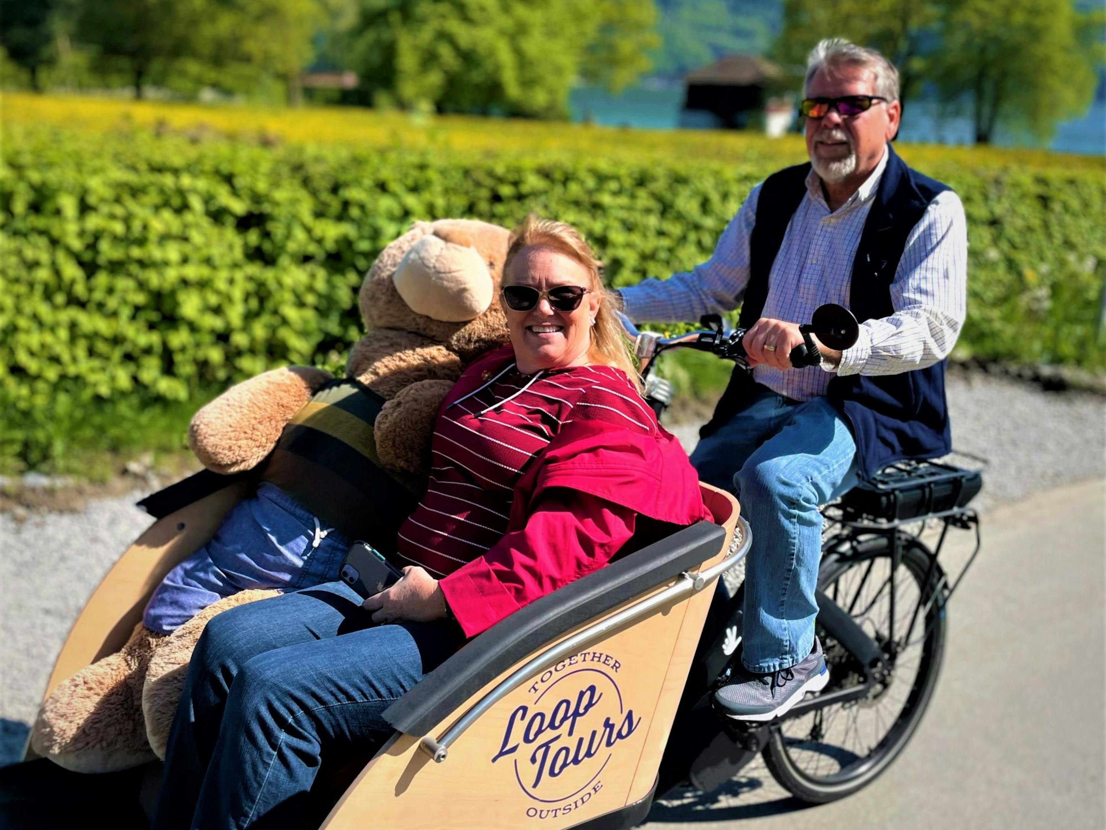 E Cargo Tour Lucerne: Experience an unforgettable bike tour with friends in nature.