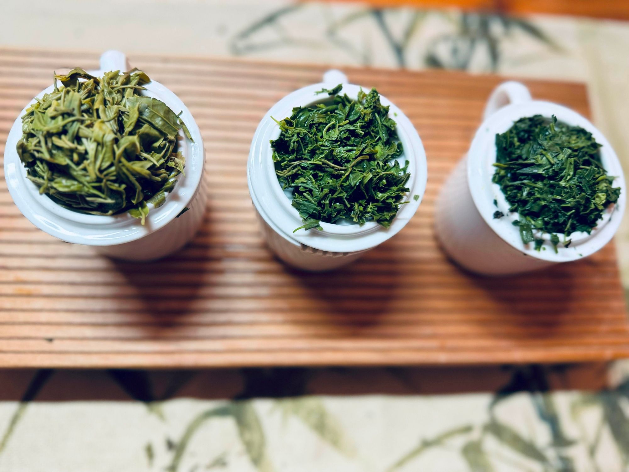 Cérémonie de thé : feuilles de thé dans des tasses blanches, inspirées par la nature et la culture traditionnelle.