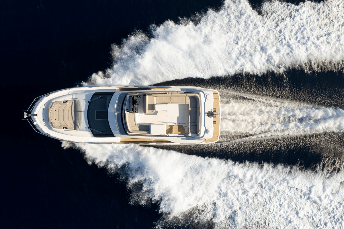 याट: रोमांटिक शामों के लिए समुद्र में शानदार याट का आनंद समूह और दोस्तों के साथ