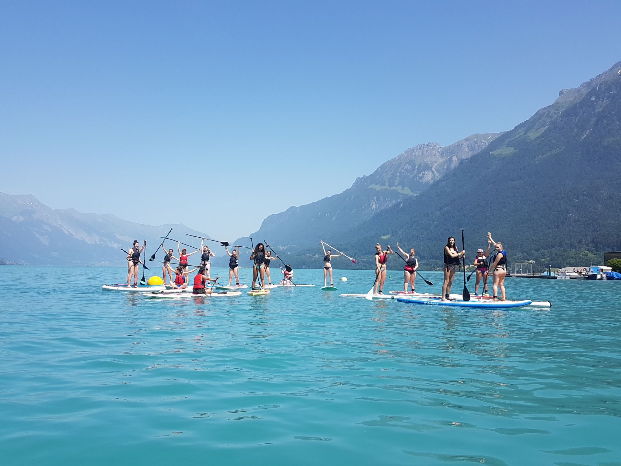 SUP na jezeře Brienz s výhledem na hory, ideální pro vodní sporty a skupinové aktivity.