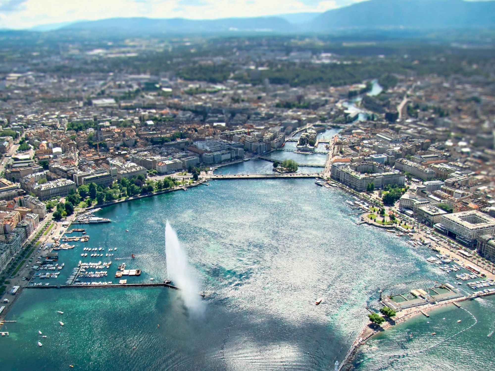Jet d'eau in Geneva: magnificent fountain on Lake Geneva, discover the water-rich landscape and the city.
