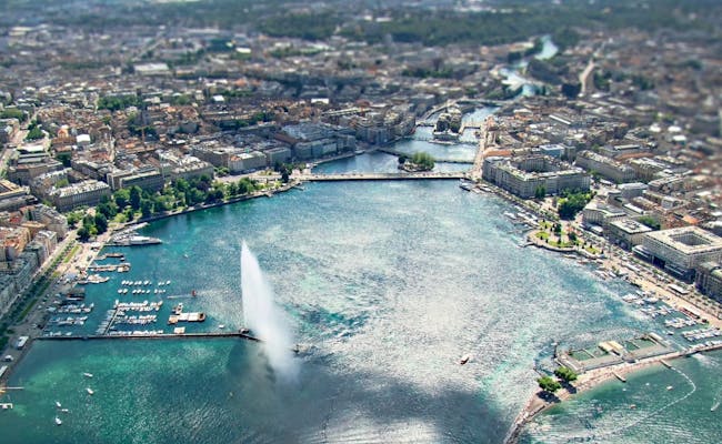 Jet d'eau in Geneva: magnificent fountain on Lake Geneva, discover the water-rich landscape and the city.
