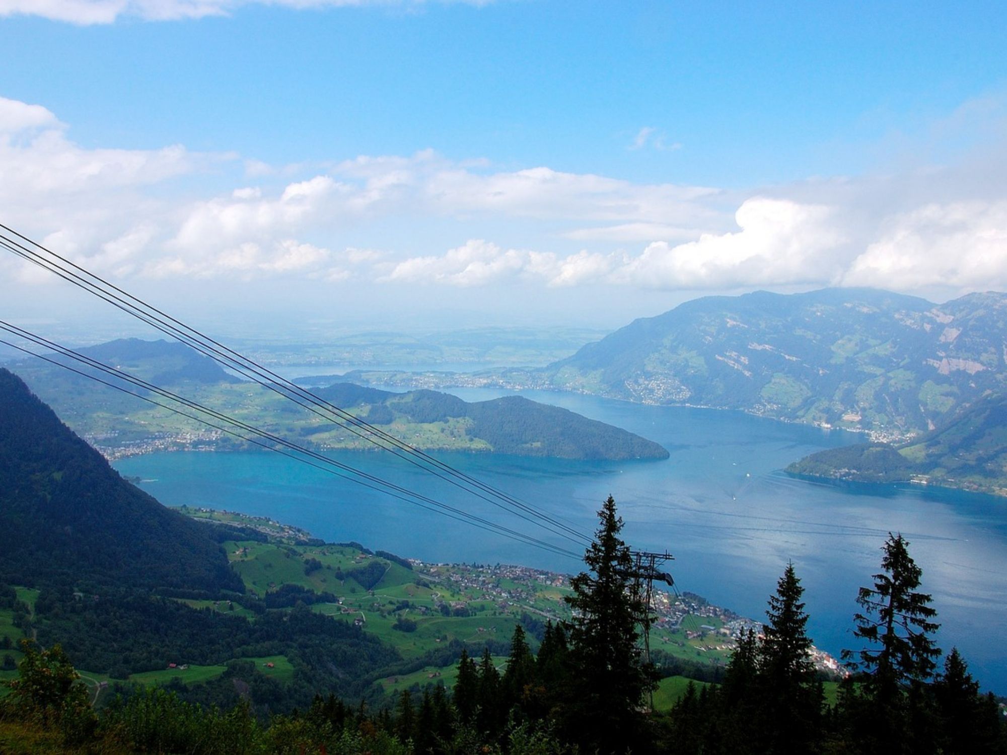 Клевернальп: вид на канатную дорогу и озеро Фирвальдштетское с горами и зелёной природой.