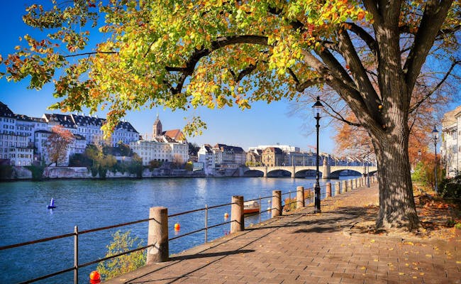 Rhein-Promenade in Basel: malerischer Spaziergang entlang des Rheins mit herbstlichen Farben.