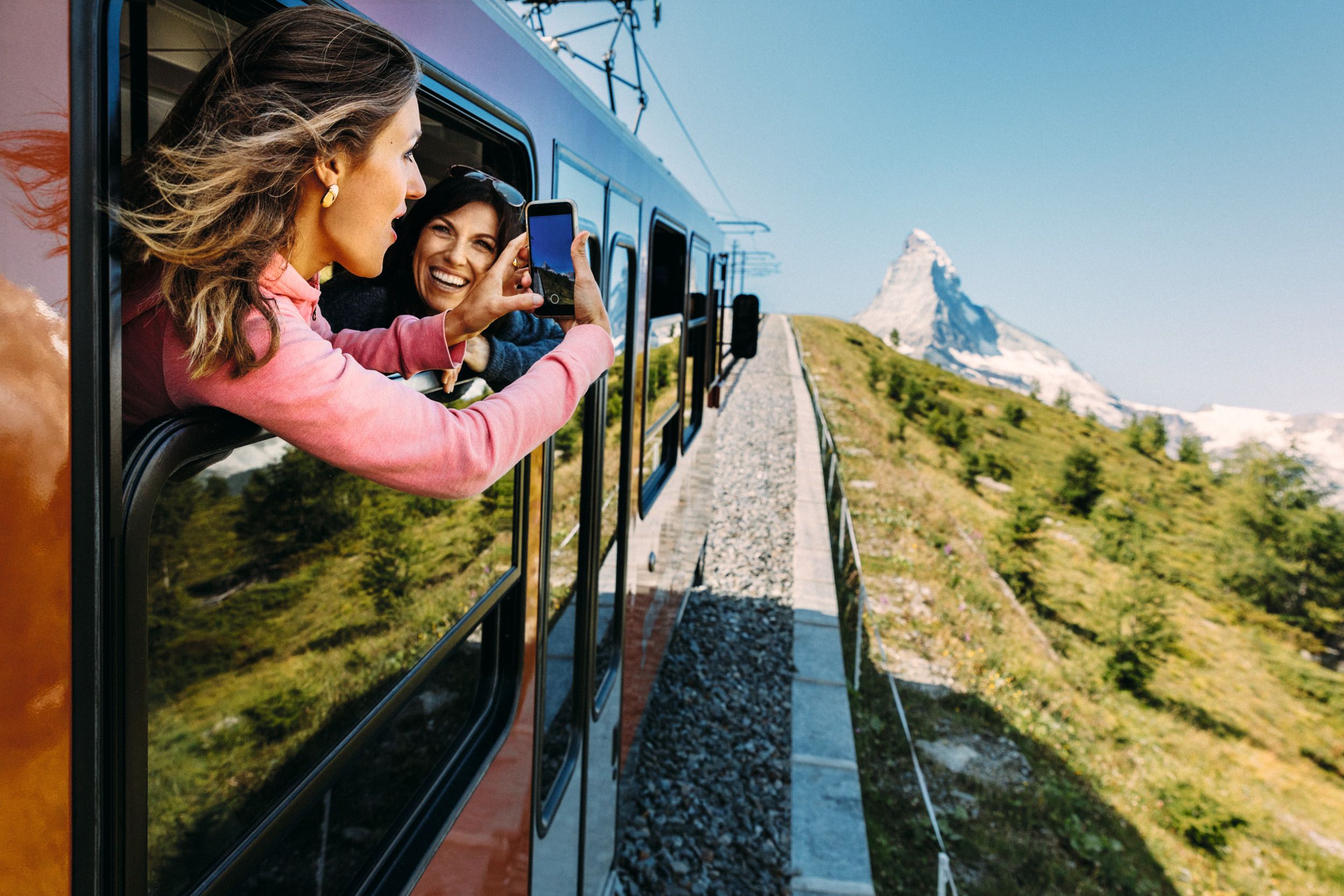 Gornergratbahn: Vivi un viaggio in treno panoramico con vista sul Matterhorn a Zermatt.