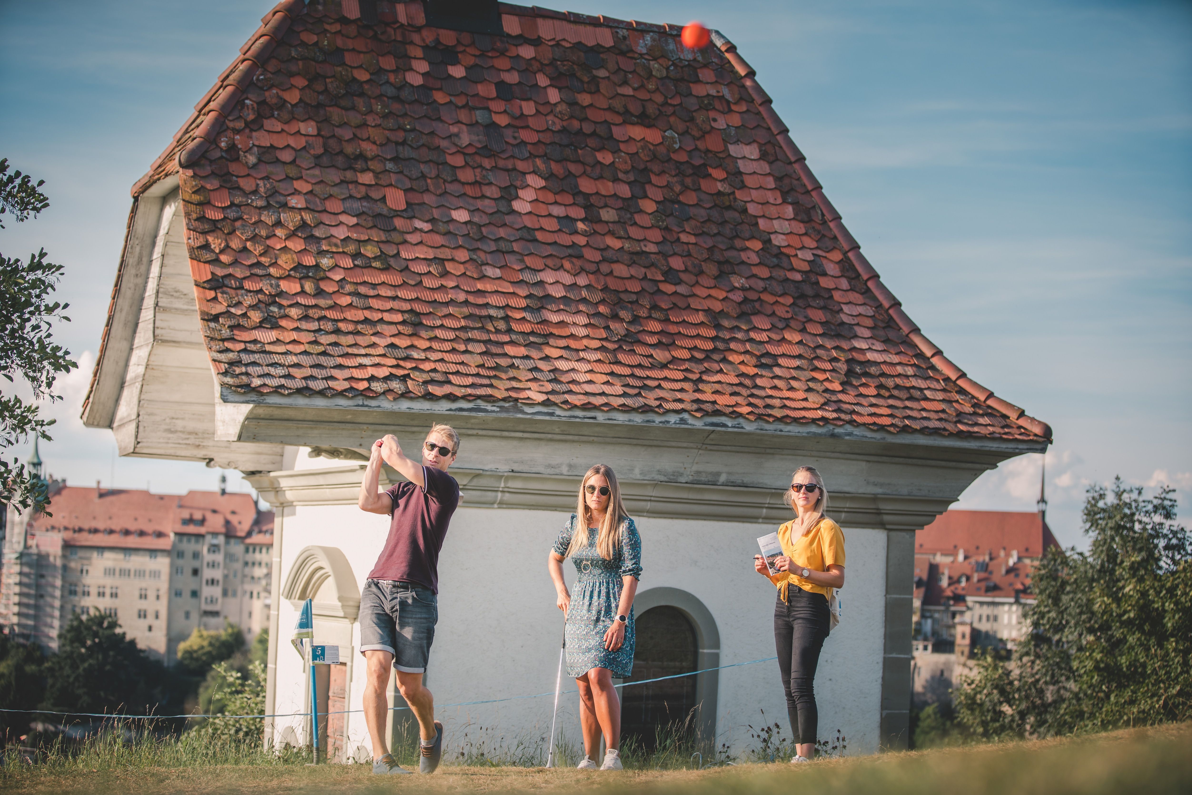 Golf Urbano: Diversión jugando al golf en Friburgo con amigos al aire libre