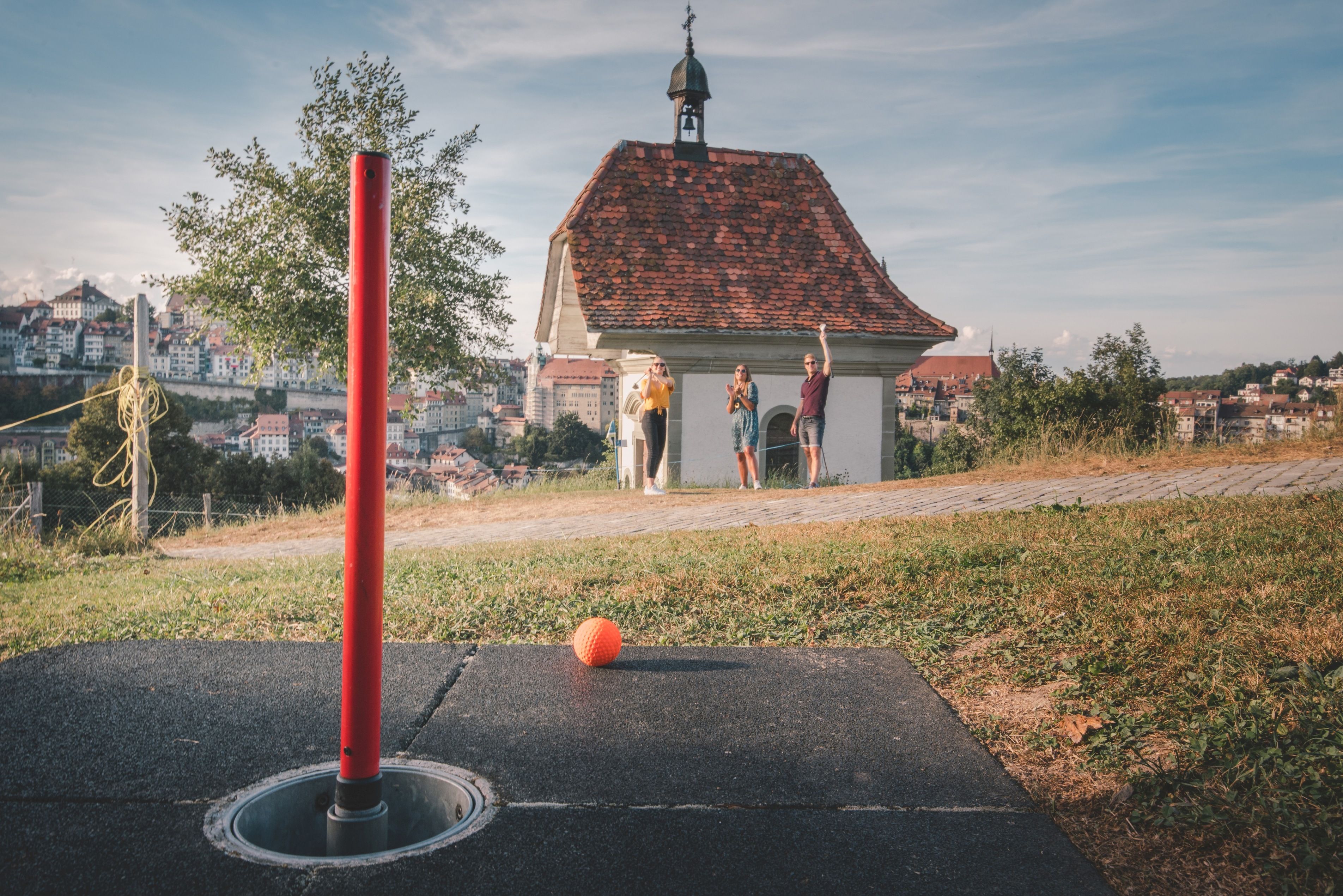 Golf Urbano en Friburgo: Juego relajante en un entorno hermoso con amigos y vista a la ciudad.
