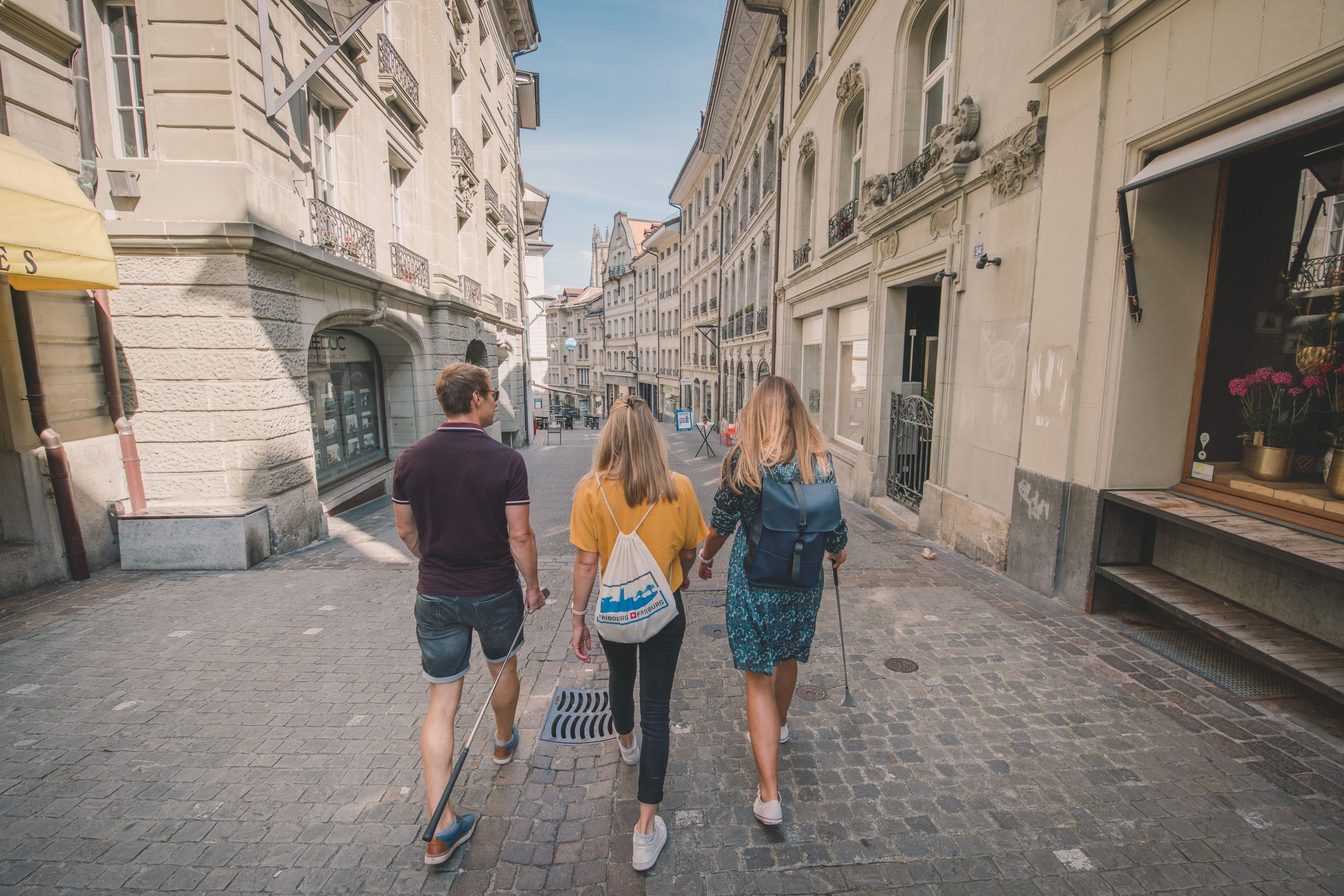 Golf Urbano en Friburgo: Vive emocionantes rondas de golf en el centro de la ciudad con amigos.