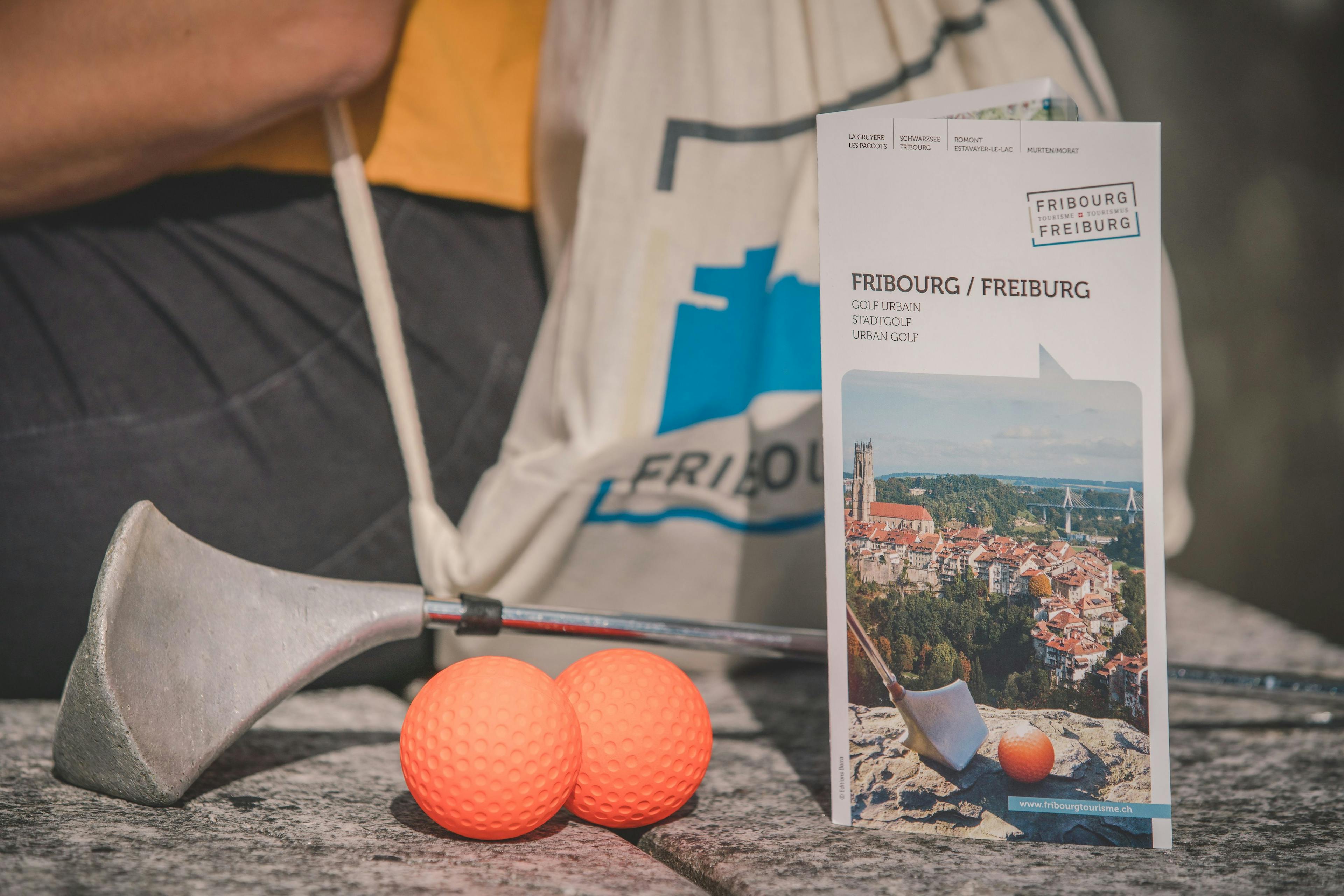 Golf Kota di Fribourg dengan stik golf dan bola di lingkungan yang indah