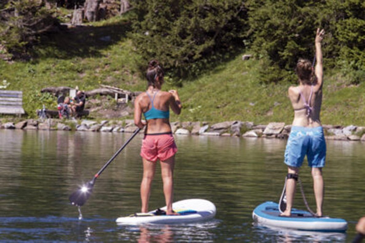 Stand-up-Paddle no Brandsee Elsigen-Metsch ao Sol