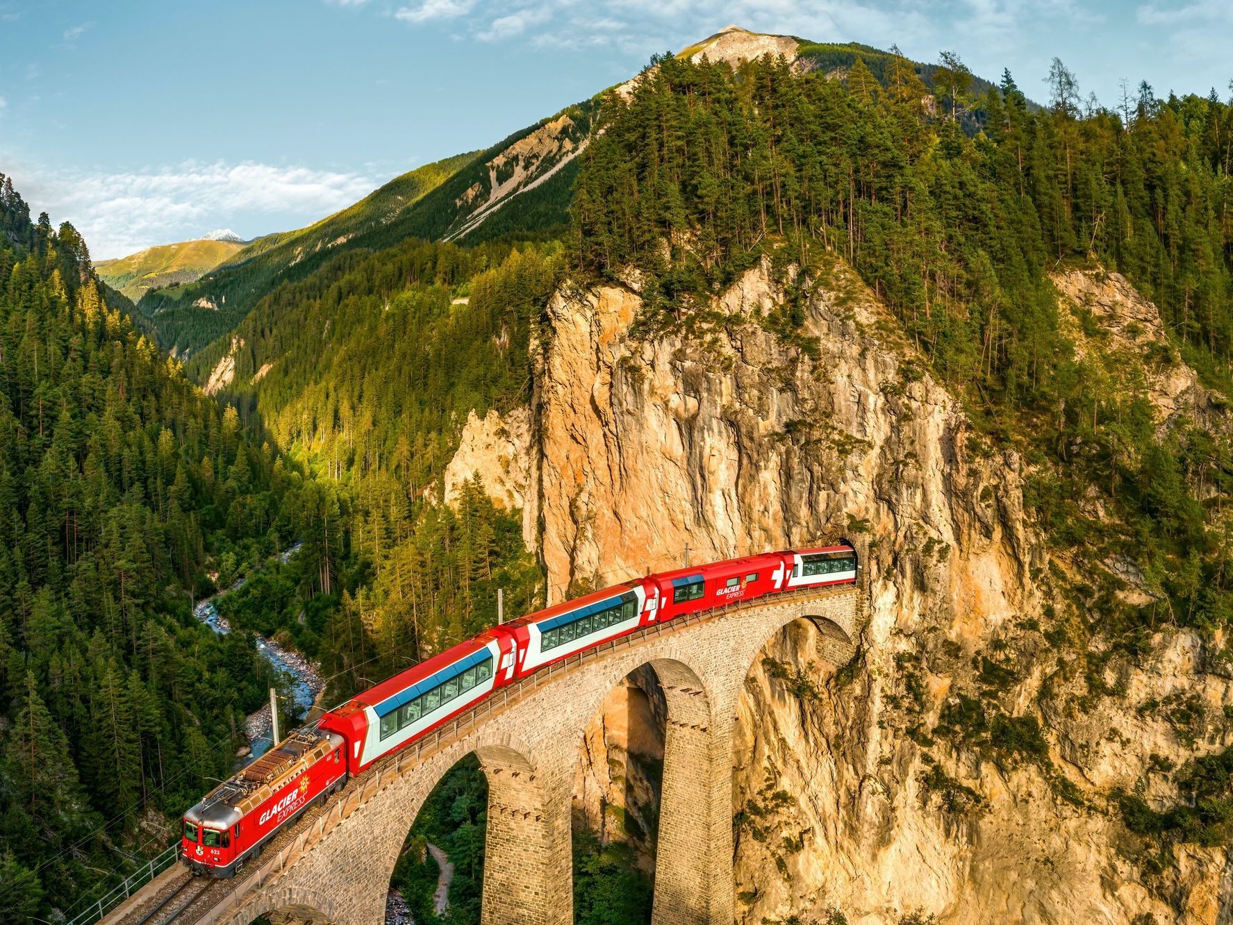 جسر لاندوازر فيادوك مع قطار، محاط بالجبال والغابات