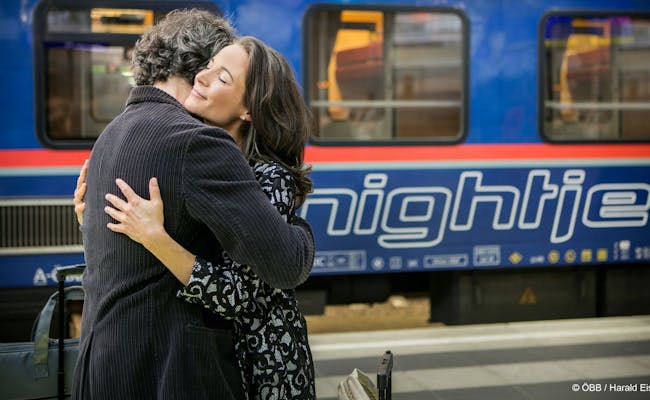 Interrail สถานี Zug, นักเดินทางกอดกันก่อนรถไฟ, สถาปัตยกรรมสถานีที่ทันสมัย