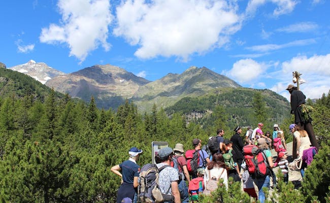 Train d'expérience pays des glaciers. Groupe familial en montagne sous un ciel bleu.
